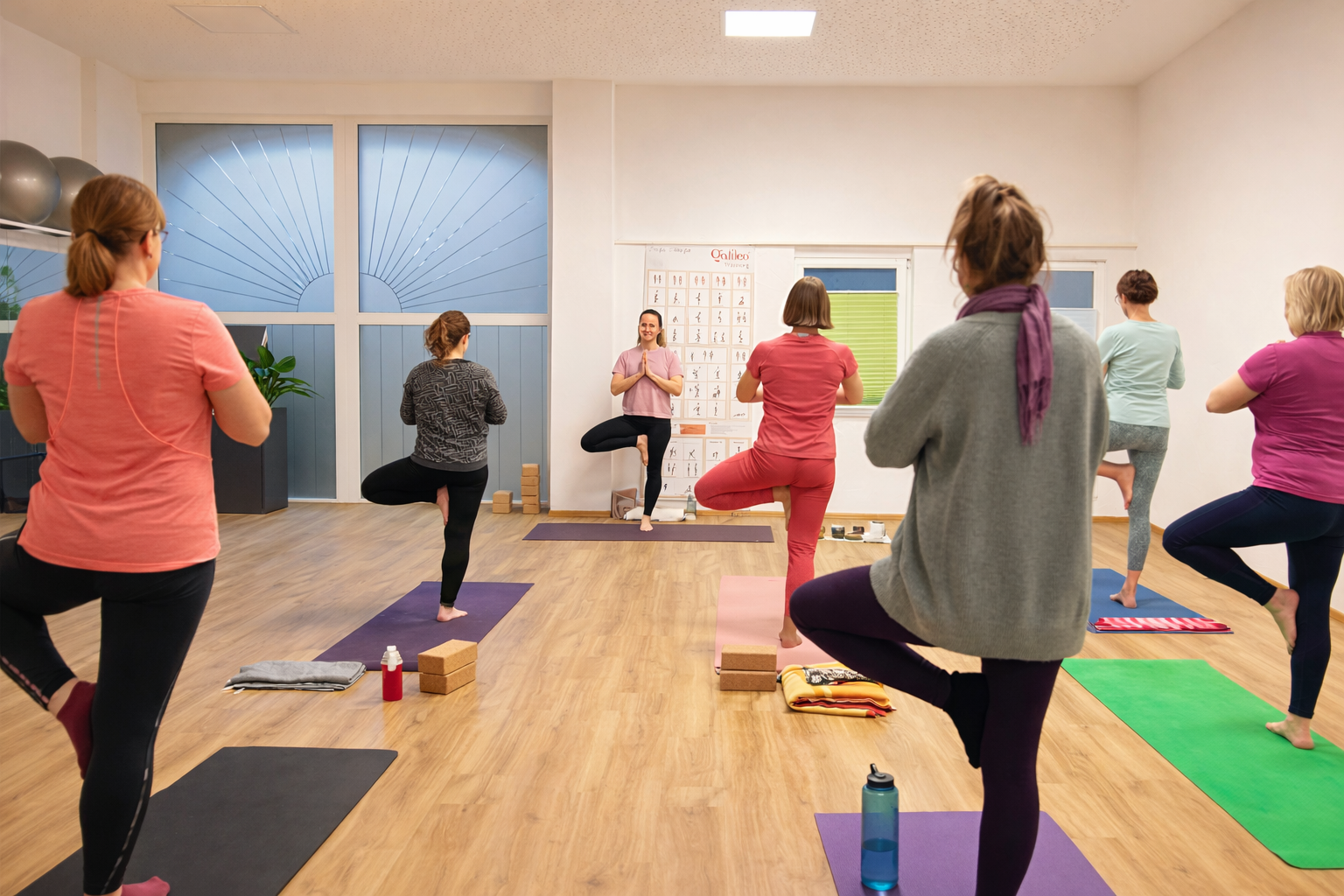 Yogagruppe beim Üben im Kursraum Riedlingen